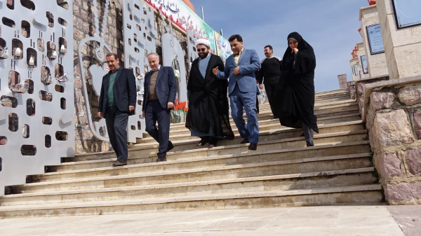 با حضور در یادمان شهدای گمنام سنندج؛
ادای احترام دکتر علی محمدی به شهدای گمنام سنندج 8