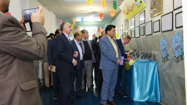 در حاشیه جلسه شورای راهبری قطب سه فرهنگی و اجتماعی انجام شد؛
بازدید دکتر علی محمدی از نمایشگاه هفتاد و سه سال تربیت معلم در استان کردستان 3