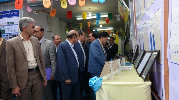 در حاشیه جلسه شورای راهبری قطب سه فرهنگی و اجتماعی انجام شد؛
بازدید دکتر علی محمدی از نمایشگاه هفتاد و سه سال تربیت معلم در استان کردستان 5