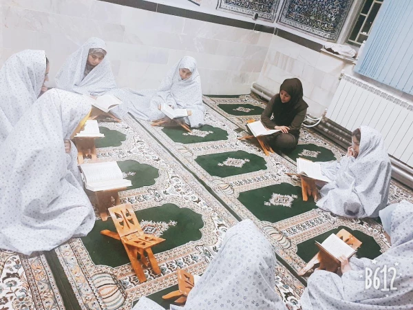 ختم جزء چهارم قرآن در مراسم دوشنبه های قرآنی 2