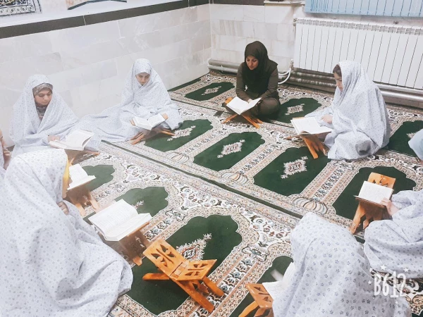 ختم جزء چهارم قرآن در مراسم دوشنبه های قرآنی 3