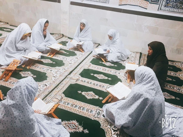 ختم جزء چهارم قرآن در مراسم دوشنبه های قرآنی 4