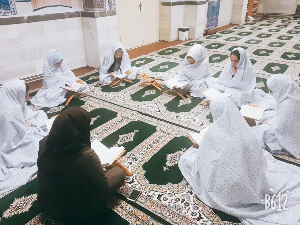 ختم جزء چهارم قرآن در مراسم دوشنبه های قرآنی 5