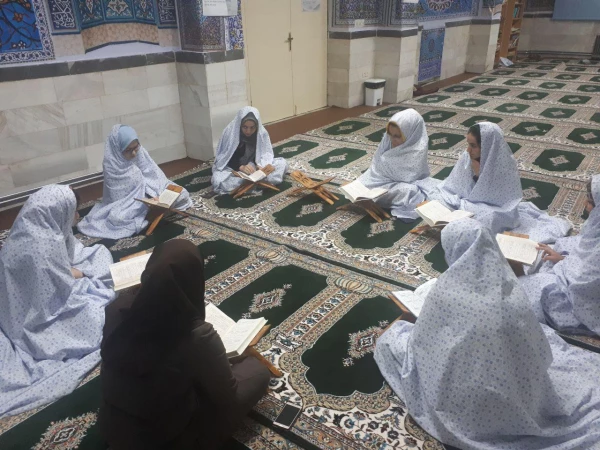 ختم جزء چهارم قرآن در مراسم دوشنبه های قرآنی 6