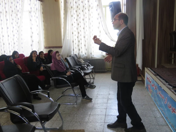 به مناسبت گرامی داشت دهه سرآمدی آموزش برگزار شد:

کارگاه آموزشی سواد رسانه ای و سینما در مدارس 4