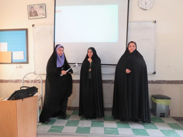 به مناسبت پاداسداشت دهه کارآمدی آموزش  و هفته معلم برگزار شد:
تجلیل از مقام شامخ معلم با حضور در کلاسهای درس 2