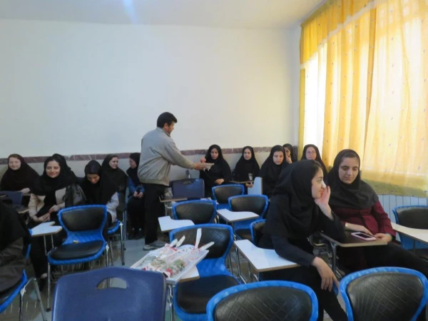 به مناسبت پاداسداشت دهه کارآمدی آموزش  و هفته معلم برگزار شد:
تجلیل از مقام شامخ معلم با حضور در کلاسهای درس 3