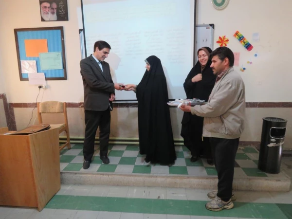 به مناسبت پاداسداشت دهه کارآمدی آموزش  و هفته معلم برگزار شد:
تجلیل از مقام شامخ معلم با حضور در کلاسهای درس 4
