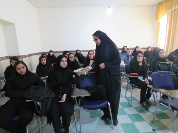 به مناسبت پاداسداشت دهه کارآمدی آموزش  و هفته معلم برگزار شد:
تجلیل از مقام شامخ معلم با حضور در کلاسهای درس 5