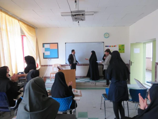 به مناسبت پاداسداشت دهه کارآمدی آموزش  و هفته معلم برگزار شد:
تجلیل از مقام شامخ معلم با حضور در کلاسهای درس 6