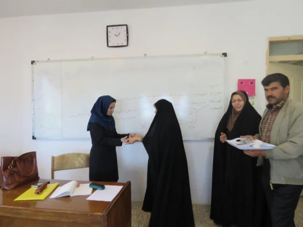 به مناسبت پاداسداشت دهه کارآمدی آموزش  و هفته معلم برگزار شد:
تجلیل از مقام شامخ معلم با حضور در کلاسهای درس 7