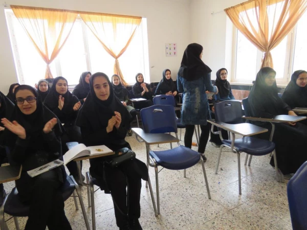 به مناسبت پاداسداشت دهه کارآمدی آموزش  و هفته معلم برگزار شد:
تجلیل از مقام شامخ معلم با حضور در کلاسهای درس 8