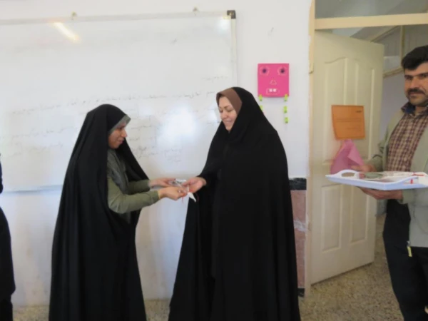 به مناسبت پاداسداشت دهه کارآمدی آموزش  و هفته معلم برگزار شد:
تجلیل از مقام شامخ معلم با حضور در کلاسهای درس 9