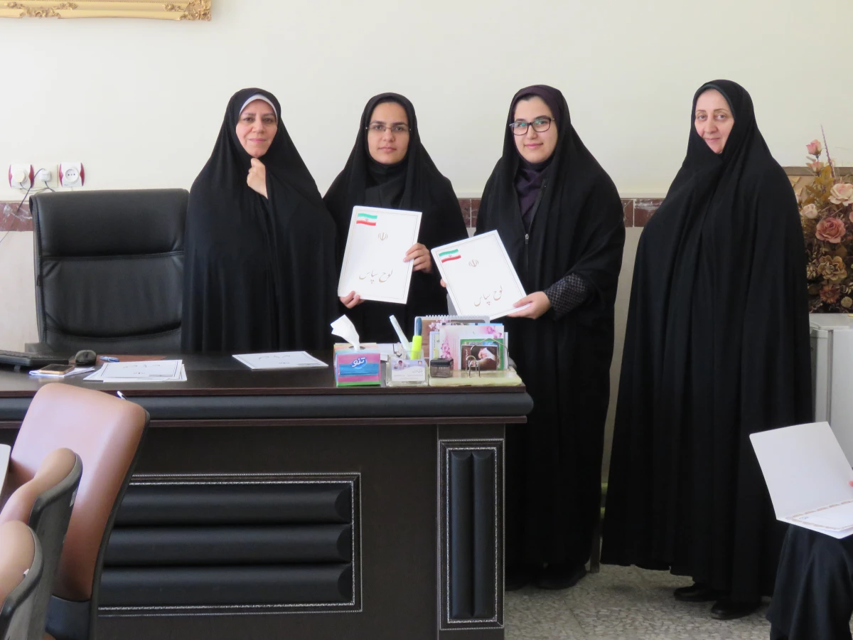 به مناسب گرامی داشت دهه سرآمدی آموزش انجام شد:

تقدیر از رتبه های برتر درسی  10