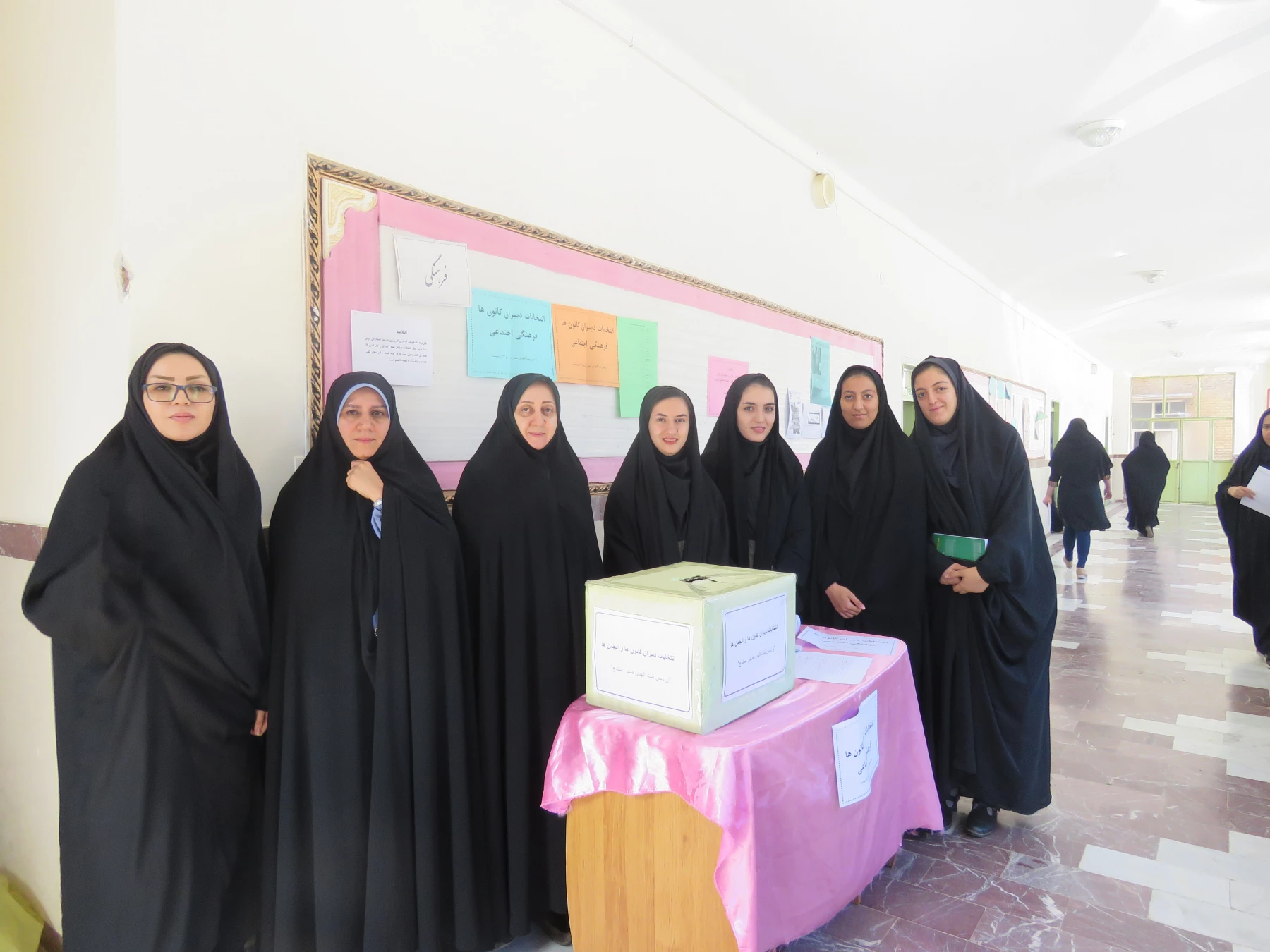 در پردیس بنت الهدی صدر  کردستان برگزار شد:

انتخابات دبیران کانونهای فرهنگی- اجتماعی 3