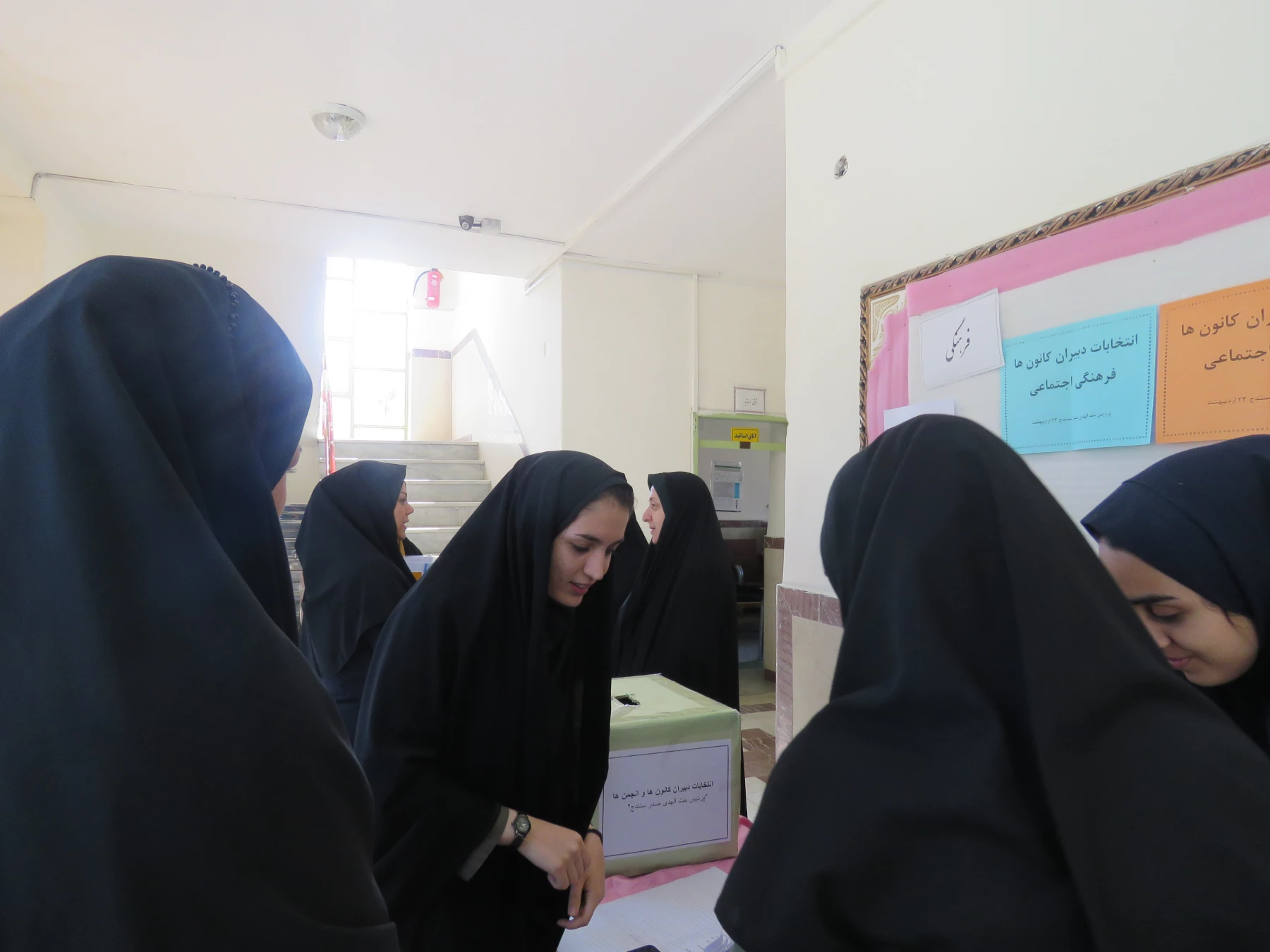 در پردیس بنت الهدی صدر  کردستان برگزار شد:

انتخابات دبیران کانونهای فرهنگی- اجتماعی 6