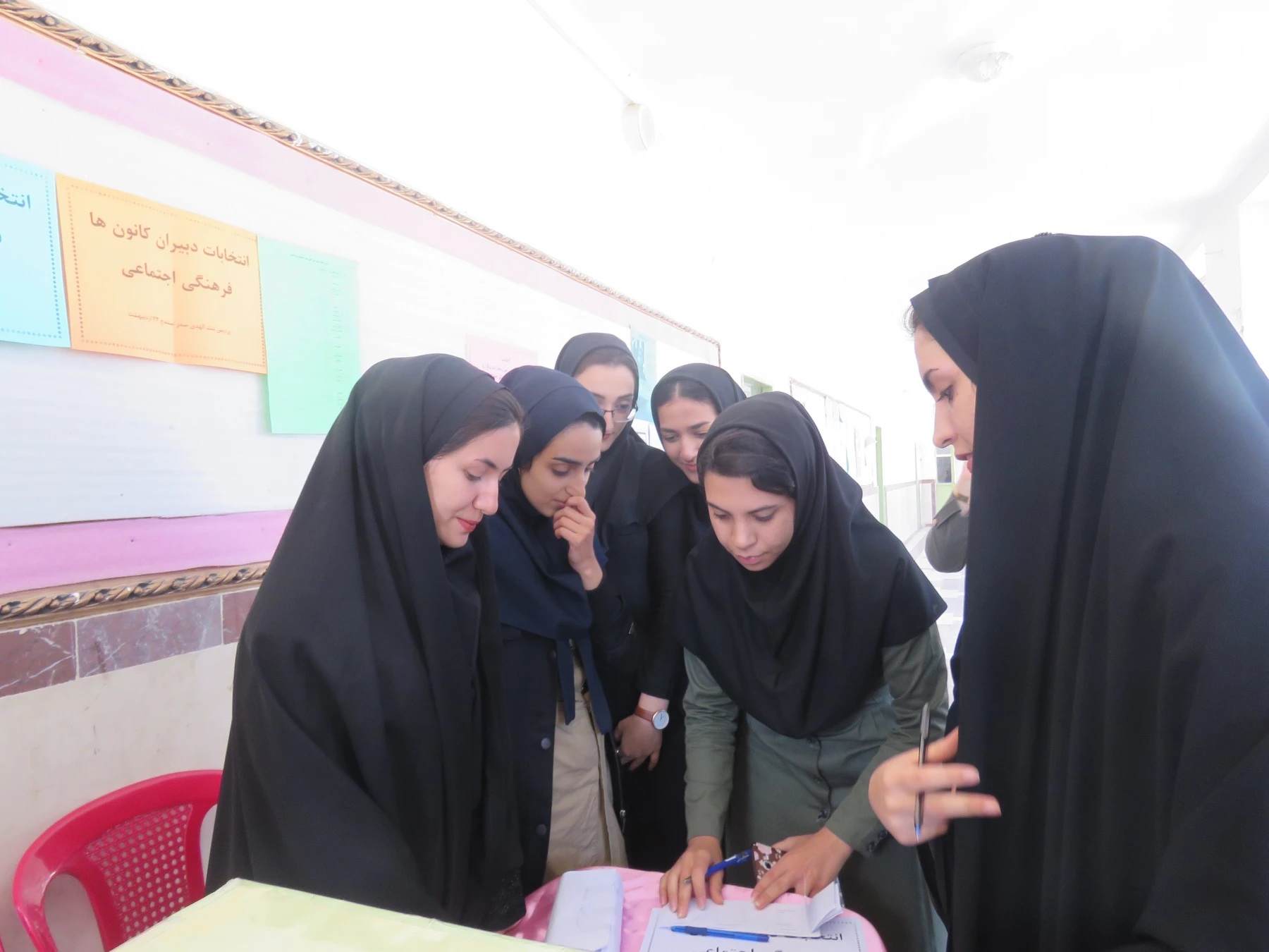 در پردیس بنت الهدی صدر  کردستان برگزار شد:

انتخابات دبیران کانونهای فرهنگی- اجتماعی 7