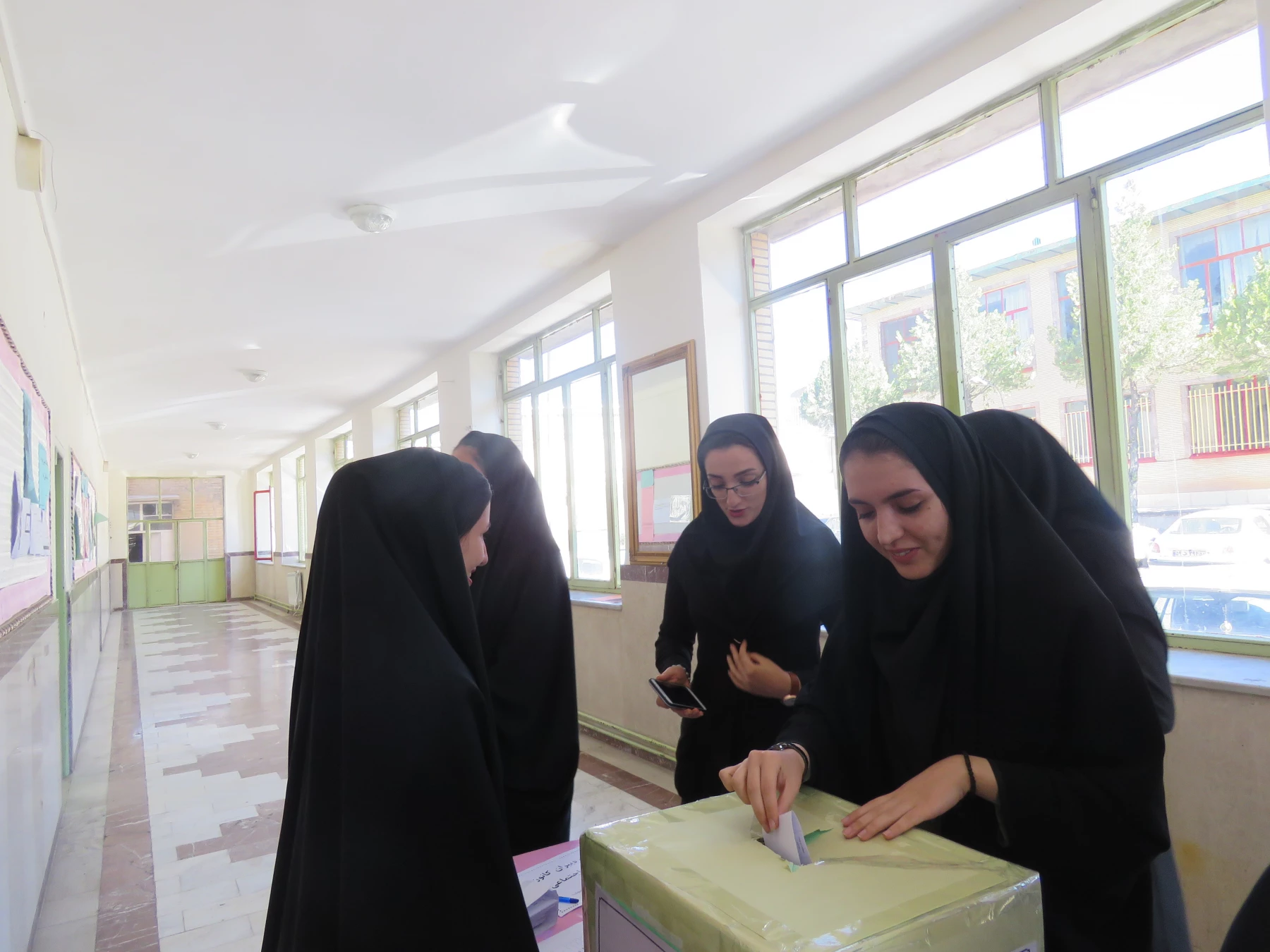 در پردیس بنت الهدی صدر  کردستان برگزار شد:

انتخابات دبیران کانونهای فرهنگی- اجتماعی 11