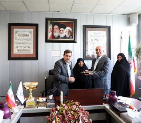 با حضور دکتر خنیفر در شورای دانشگاه فرهنگیان انجام شد؛

تقدیر از حمایت های دکتر معروفی درکسب مقام اول دومین جشنواره کشوری ورزش های همگانی دانشجو معلمان 3