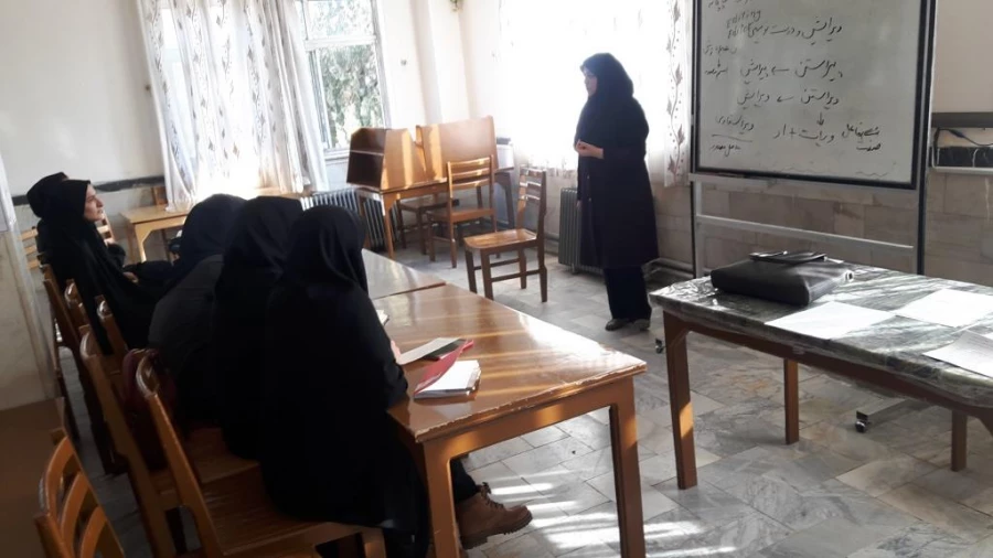 آشنا کردن دانشجویان با اصول اولیه ویراستاری با  تدریس دکتر فتوحی در کارگاه ویراستاری  3