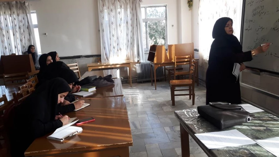 آشنا کردن دانشجویان با اصول اولیه ویراستاری با  تدریس دکتر فتوحی در کارگاه ویراستاری  4