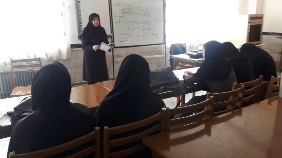 آشنا کردن دانشجویان با اصول اولیه ویراستاری با  تدریس دکتر فتوحی در کارگاه ویراستاری  6