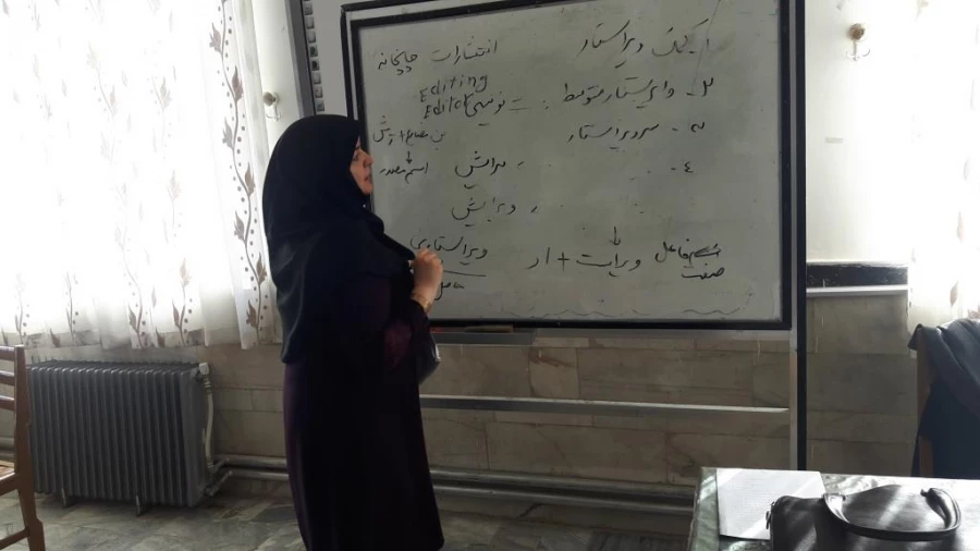 آشنا کردن دانشجویان با اصول اولیه ویراستاری با  تدریس دکتر فتوحی در کارگاه ویراستاری  7