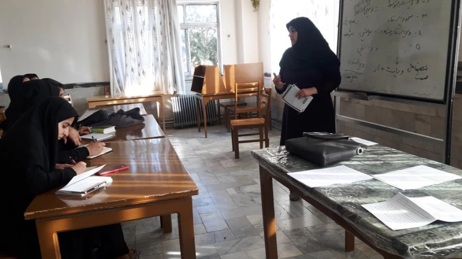 آشنا کردن دانشجویان با اصول اولیه ویراستاری با  تدریس دکتر فتوحی در کارگاه ویراستاری  8