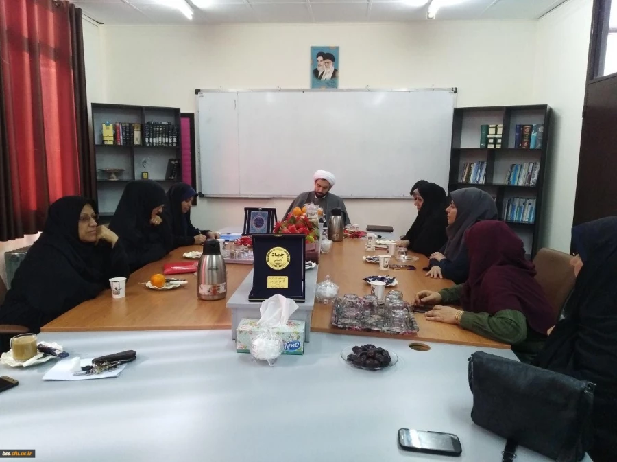 نشست هم اندیشی نهاد نمایندگی مقام معظم رهبری با کارکنان پردیس بنت الهدی صدر 18