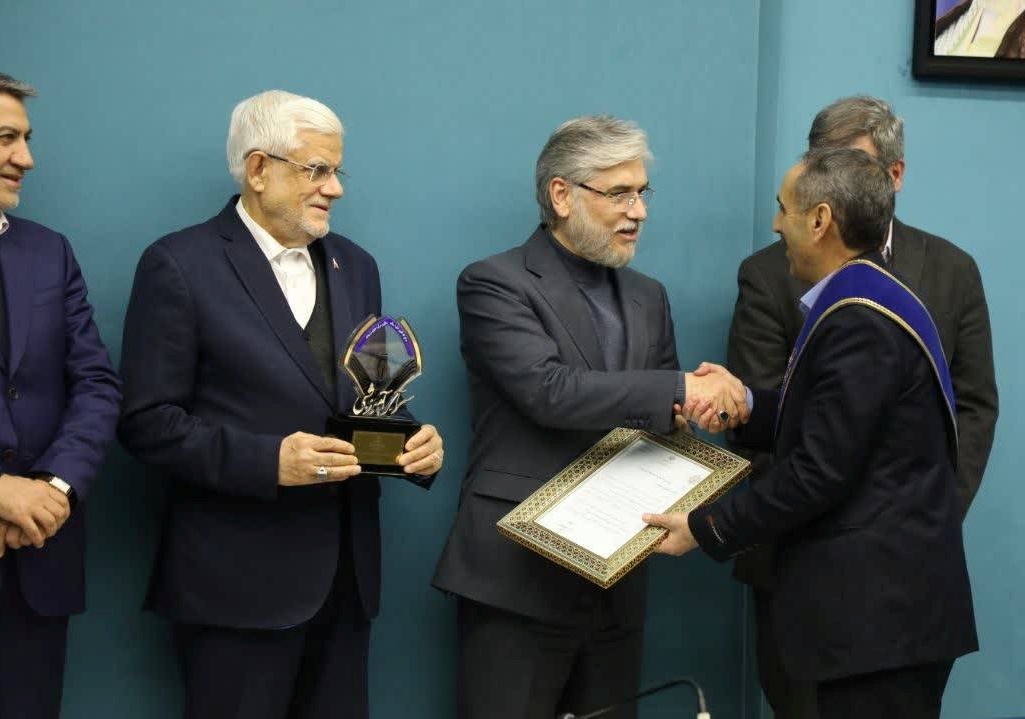 تجلیل از استاد دانشگاه فرهنگیان در مراسم سرآمدان آموزشی کشور